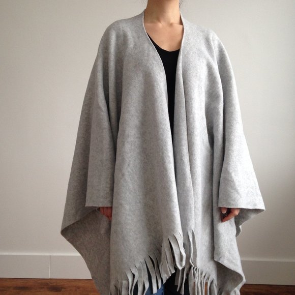 *NWOT* Light Grey Cozy Polar Fleece Poncho Blanket - Picture 4 of 10